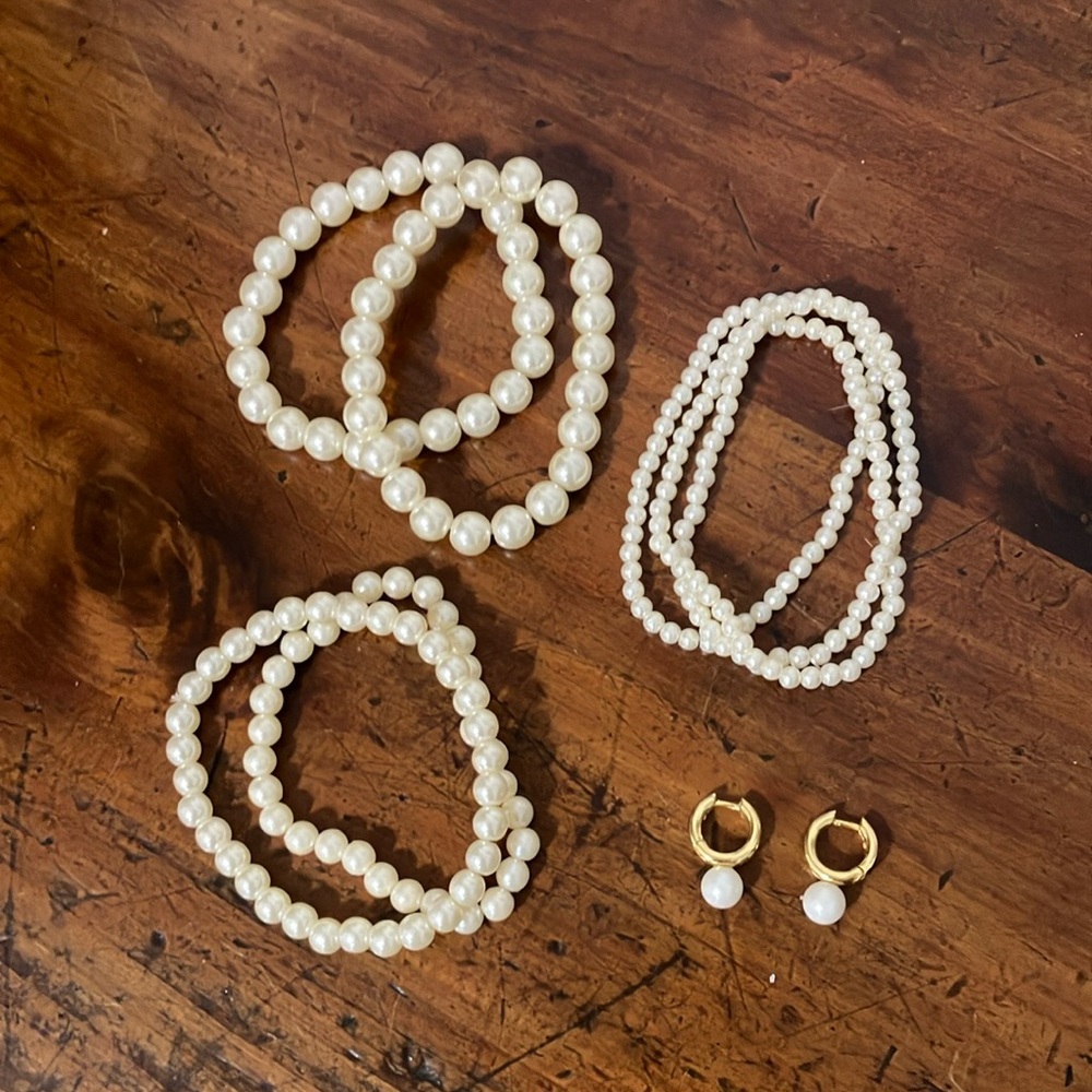 Pearl bracelets with gold and pearl earringss